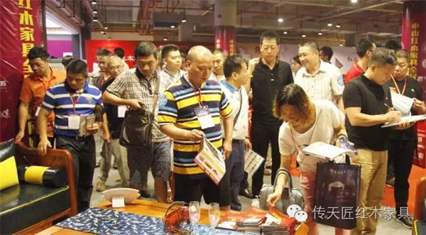 经销商在评选现场评鉴参选作品